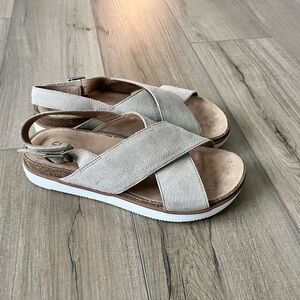 Clarks Elayne Cross Walking Sandal in sand suede, 10